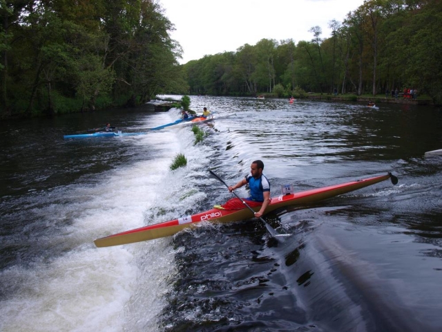 Practica el piraguismo